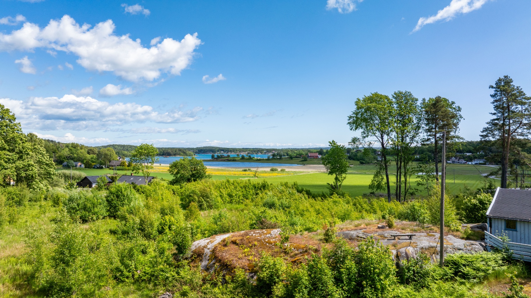 Utsikt fra Neskroken i Sandefjord – fjord, jorder og blå himmel